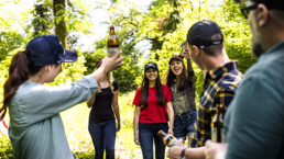 Gruppe junger Menschen trinkt Bier im Freien