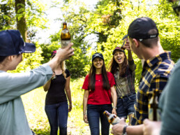 Gruppe junger Menschen trinkt Bier im Freien