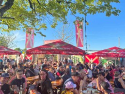 Menschen sitzen bei Sonnenschein im Sixengarten