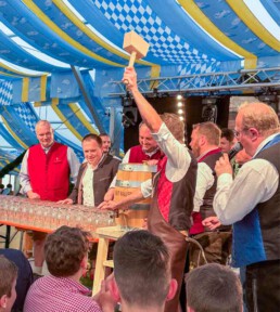 Dawid Wittner zapft das Festbier am Stabenfest im Bierzelt an