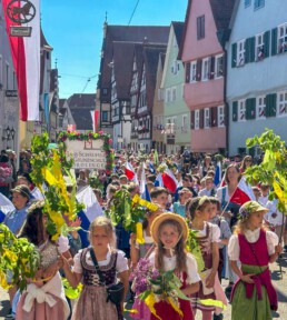 Festlich gekleidete Kinder mit Blumenschmuck