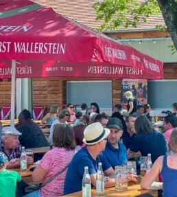 Menschen sitzen im Sixengarten