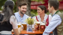 menschen im sixengarten sitzen am tische und trinken eine ma&szlig; bier