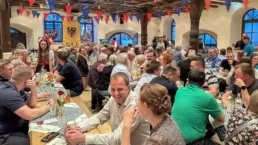 Menschen sitzen in der Schranne in Bopfingen bei der Bierprobe