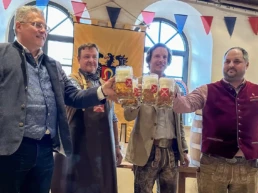 Herr Dr. Gunther Bühler, Hans-Peter Reuter, Carl-Eugen Prinz zu Oettingen-Wallerstein und Braumeister Martin Lechner beim Prosit