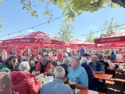menschen sitzen im sixengarten
