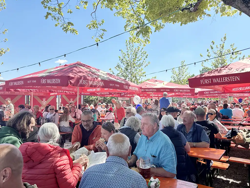 menschen sitzen im sixengarten