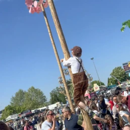 stabenklettern auf dem festplatz kaiserwiese