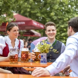 junge menschen im biergarten