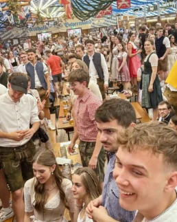 menschen in der festhalle bayernland