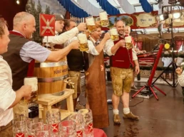 festlicher bieranstich in der festhalle bayernland