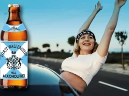 bierflasche und junge frau die auto surft