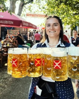 viele maßkrüge im benedikters biergarten