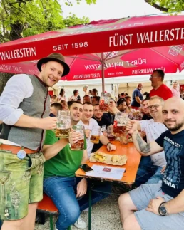 menschen im sixengarten an der nördlinger mess 2025