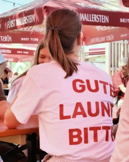 Eine Person trägt ein Gute Laune T-Shirt von Fürst Wallerstein
