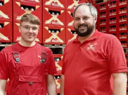 johannes may und martin lechner stehen vor einer wand aus fürst wallerstein bierkisten