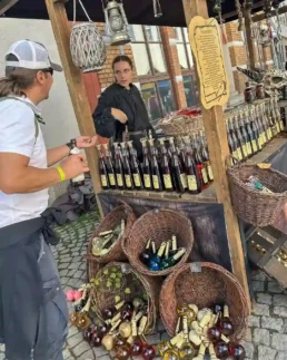 verkaufsstand mit schnäpsen und likören am stadtmauerfest nördlingen 2025