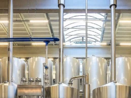 blick in modernes sudhaus mit edelstahltechnik