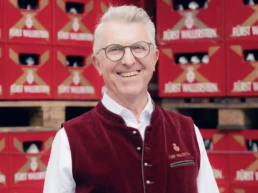 reinhard holz vor fürst wallerstein bierkästen