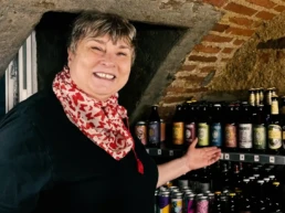 ilona zschach in ihrem bierkeller