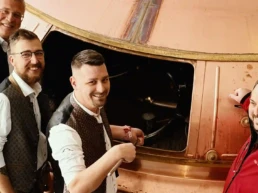 dr. gunter bühler, vertreter des ipfmess-fanclubs und braumeister martin lechner im sudhaus in wallerstein