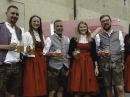 Ipfmessmädels und vertreter vom ipfmess-fanclub im hof der fürst wallerstein brauerei