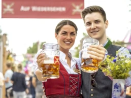 zwei menschen halten einen maßkrug im sixengarten