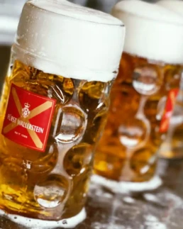 Frisch gezapfte Ma&szlig;kr&uuml;ge mit goldgelbem F&uuml;rst Wallerstein Bier und cremiger Schaumkrone. Das Bier wird w&auml;hrend der N&ouml;rdlinger Mess im Sixengarten frisch vom Fass ausgeschenkt.
