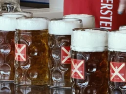 Mehrere frisch gezapfte Maßkrüge mit Fürst Wallerstein Bier und cremiger Schaumkrone stehen bereit. Das Bild zeigt die Happy Hour im Sixengarten auf der Nördlinger Mess mit Maß Bier zum Vorteilspreis.