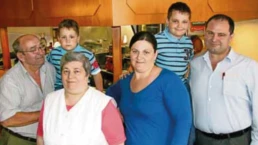 Familie Jonovic im Gasthaus Zum Hubele in N&ouml;rdlingen im Jahr 2011 mit Ljubomir, Stojana, Dragana und Dragan Jonovic sowie den Kindern Miroslav und David.