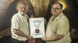 F&uuml;rst Wallerstein Vertriebsleiter Harald Schmidt &uuml;berreicht Dragan Jonovic vom Gasthaus Zum Hubele in N&ouml;rdlingen eine Ehrenurkunde f&uuml;r 40 Jahre Partnerschaft.