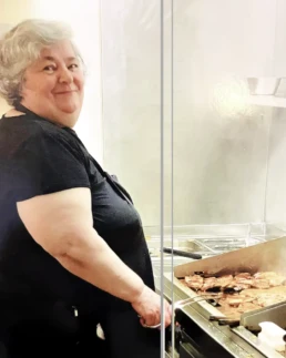 Stojana Jonovic vom Gasthaus Zum Hubele in N&ouml;rdlingen steht am Grill und bereitet die traditionellen Grillspezialit&auml;ten des Familienbetriebs zu.